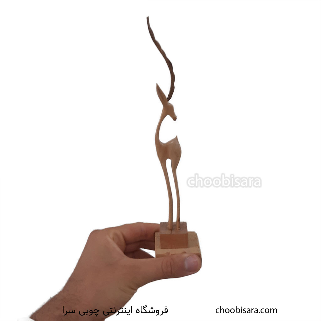 مجسمه آهو چوبی
